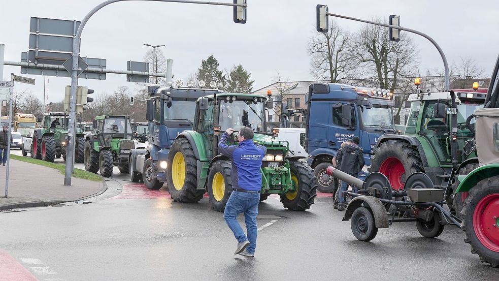 Bereits am 30. Dezember legten Landwirte mit Treckern den Verkehr am Auricher Pferdemarkt lahm. Foto: Helmut Vortanz