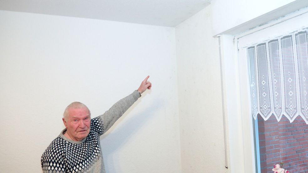 Herbert Fath zeigt auf Flecken, die sich trotz der Behandlung mit Schimmelmittel schon nach wenigen Tagen wieder zeigen. Foto: Romuald Banik