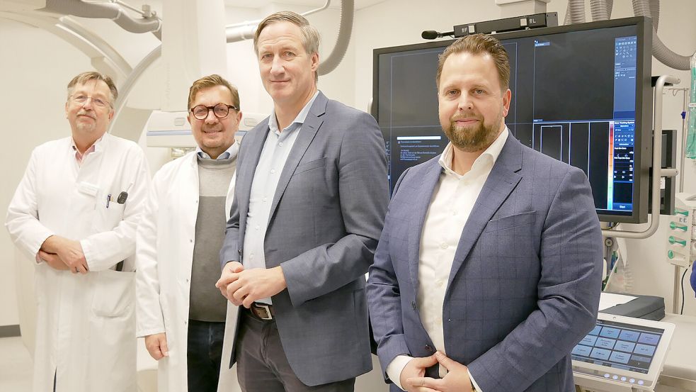 Stellten die neue Angiographieanlage im Klinikum Emden vor (von links): Chefarzt Prof. Dr. Thomas Büttner, Chefarzt Dr. Andrei Tropine, Geschäftsführer Dirk Balster und Martin Keunecke von der Firma CHG-Meridian. Foto: Klinik-Trägergesellschaft
