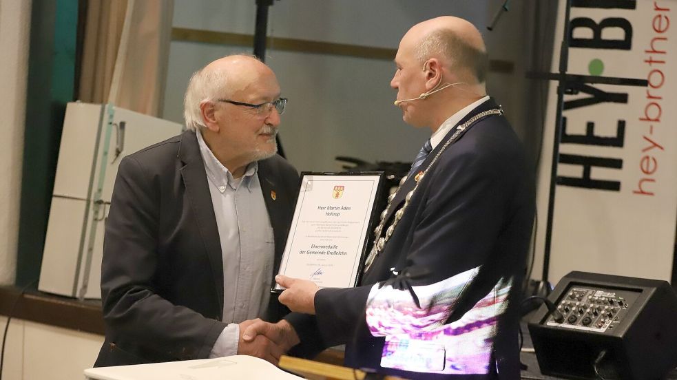 Martin Aden (links) bekam von seinem früheren Schüler und nun Bürgermeister Erwin Adams die Ehrenmedaille überreicht – mit etlichen Anekdoten aus seinem Wirken.