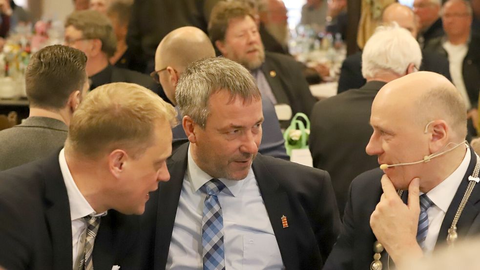 Erwin Adams (von rechts) brachte seine Bitte um mehr Finanzkraft von Land und Bund auch noch persönlich bei den Abgeordneten Johann Saathoff und Wiard Siebels vor. Foto: Wilfried Gronewold
