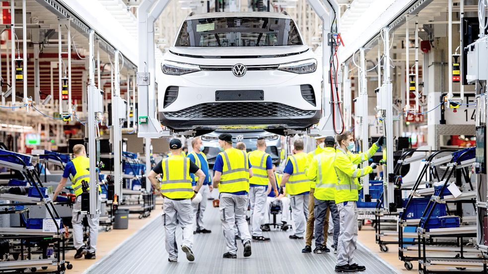 In der Montage für die Elektroautos in Halle 20 des Emder VW-Werks beginnt der Weihnachtsurlaub schon Anfang Dezember. Foto: DPA