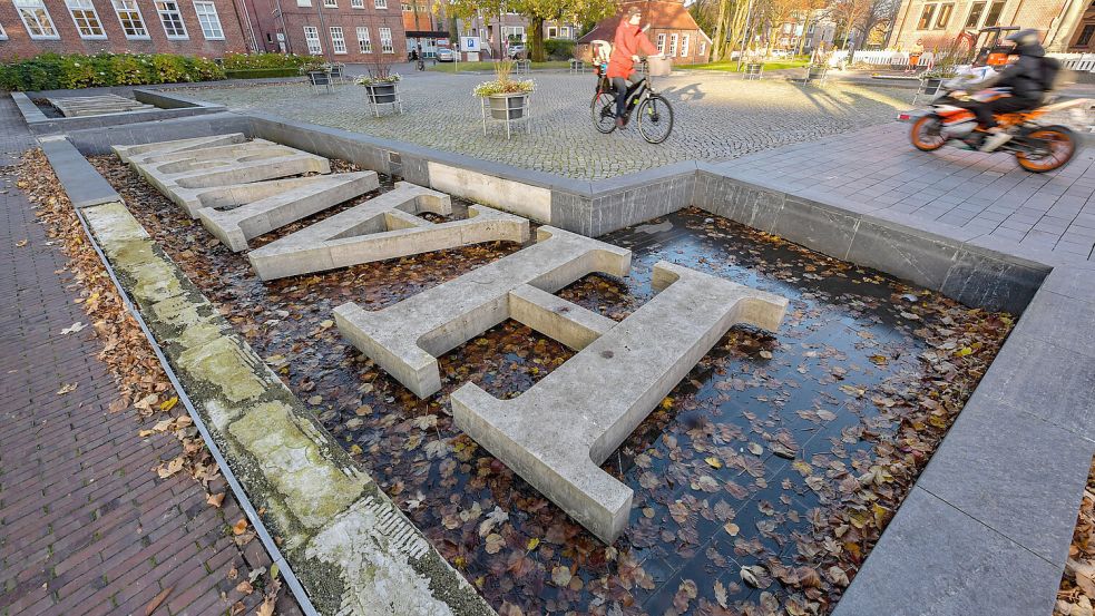 Weil die Platten an den Becken nicht fachgerecht verklebt worden sind, platzten sie an etlichen Stellen ab.