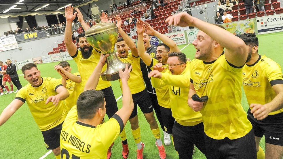 Da ist der Pokal: Der TuS Middels besiegte im Endspiel Großefehn mit 4:3.