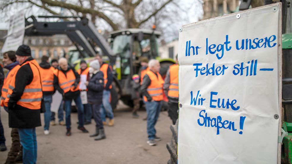 Die Bauern protestieren bundesweit gegen Kürzungen im Agrarbereich Foto: dpa/Christoph Schmidt