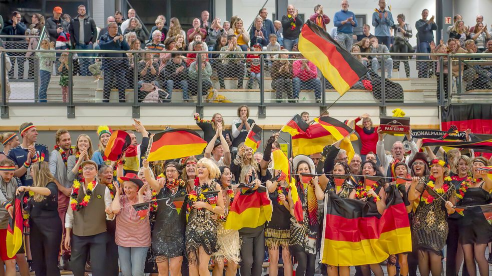 Ausgestattet mit Fahnen, Hawaii-Ketten und anderen Fan-Artikeln in den deutschen Nationalfarben jubelten Zuschauer und Spieler, was das Zeug hielt. Foto: Folkert Bents