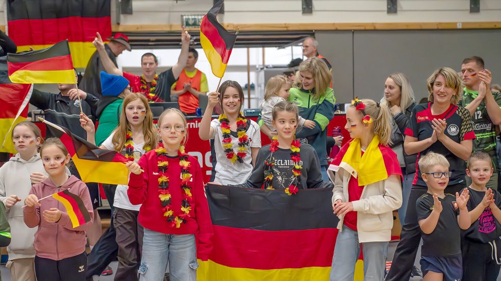 Auch der Handballnachwuchs schwenkte Fahnen. Foto: Folkert Bents
