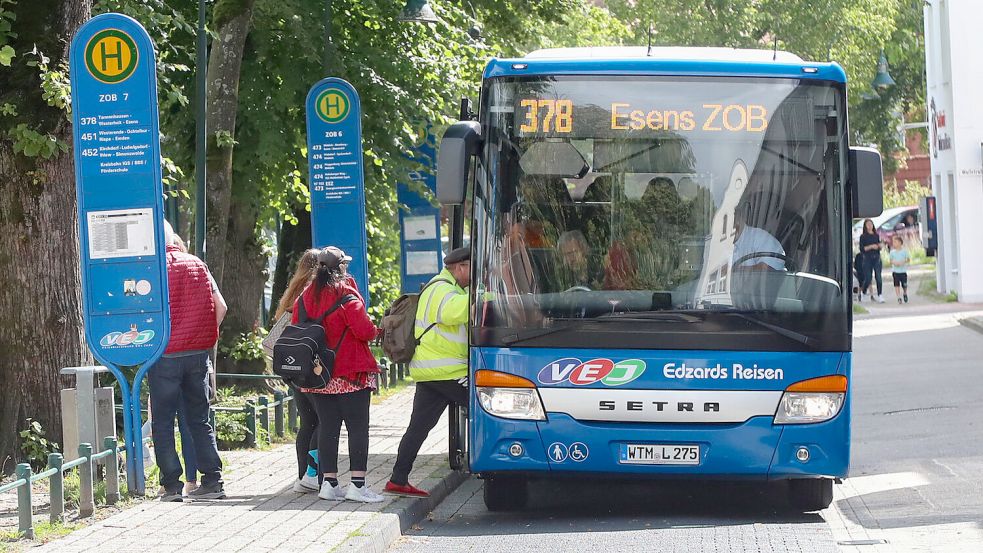Der Auricher ZOB, hier mit einem Bus der Firma Edzards, konnte am Montag gar nicht angefahren werden. Foto: Romuald Banik