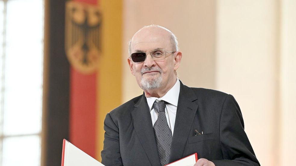 Er reagiert mit seinem neuen Buch auf das Attentat, das er knapp überlebte: Autor Salman Rushdie, hier bei der Verleihung des Friedenspreises des Deutschen Buchhandels 2023. Foto: Arne Dedert/dpa