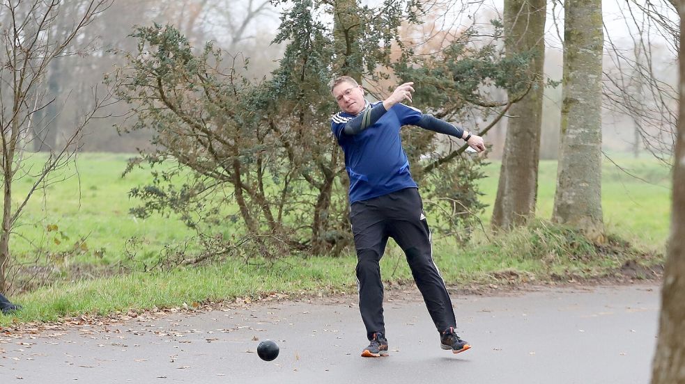Helmut Gerken bleibt mit Ostfrisia Rahe Tabellenführer in der Landesliga der Männer 2.Foto: Wilfried Gronewold