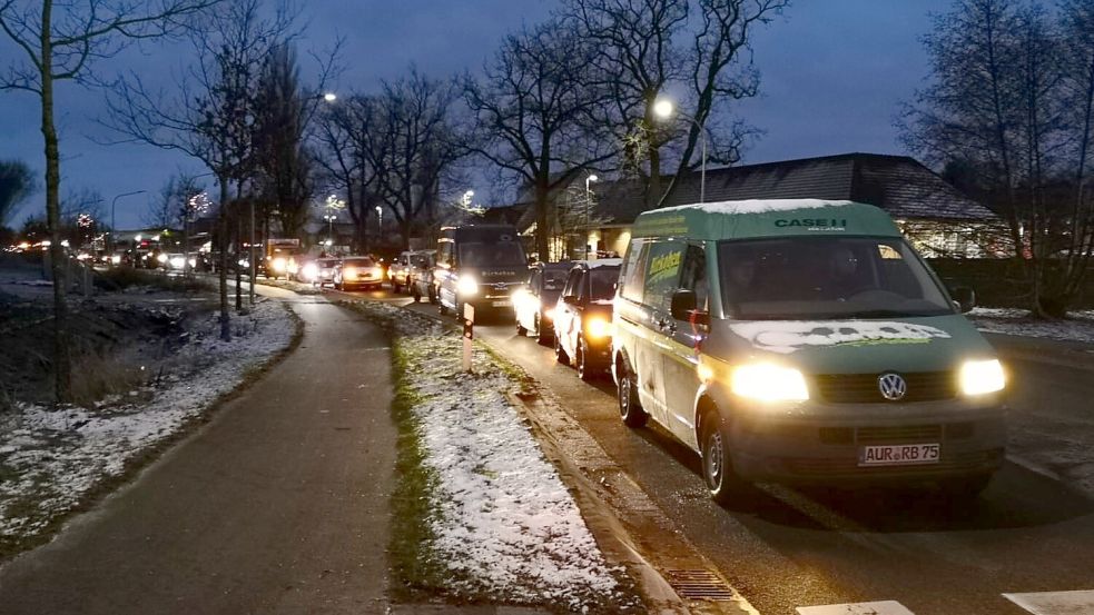 Seit 7 Uhr schoben sich 400 Fahrzeuge durch Südbrookmerland. Beim ersten Tageslicht erreichten sie den Kreisel in Victorbur.