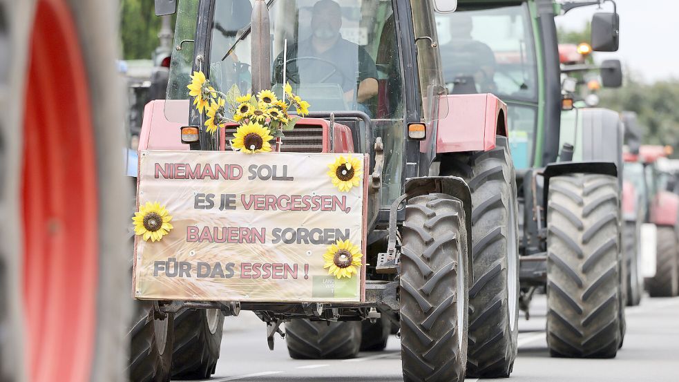 Auch eine Traktoren-Demo von Landwirten ändert nichts daran, dass die Kinder in Niedersachsen zur Schule müssen. Foto: Oliver Berg/dpa