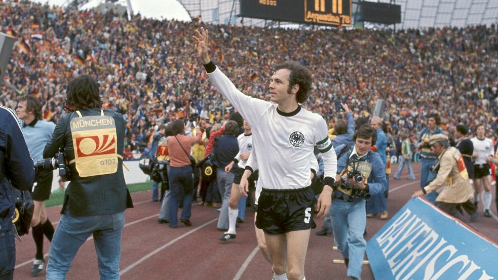 Franz Beckenbauer lässt sich 1974 nach dem WM-Sieg gegen die Niederlande im Münchener Olympiastadion von den Fans feiern. Foto: Imago Images/Sven Simon