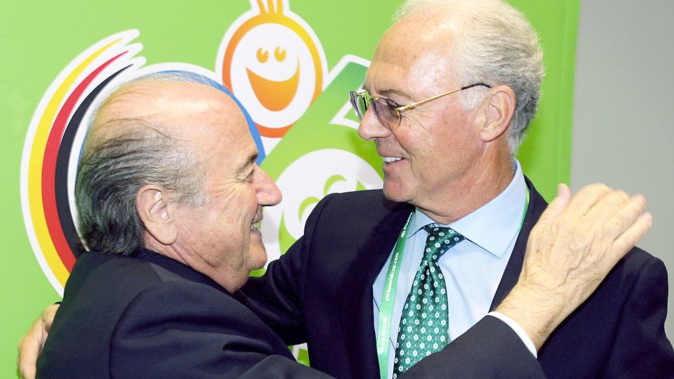 Die Vergabe der WM 2006 ließ das Denkmal des Kaisers, hier mit dem damaligen FIFA-Chef Sepp Blatter, bröckeln.