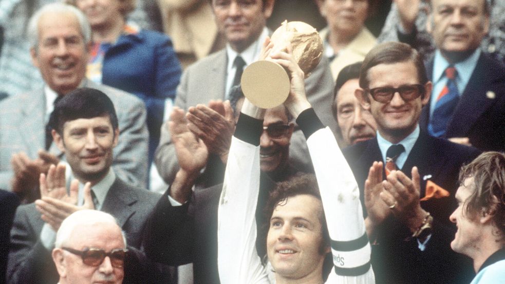 Seine Sternstunde: 1974 stemmt Beckenbauer als Kapitän der Nationalmannschaft den WM-Pokal in die Höhe.