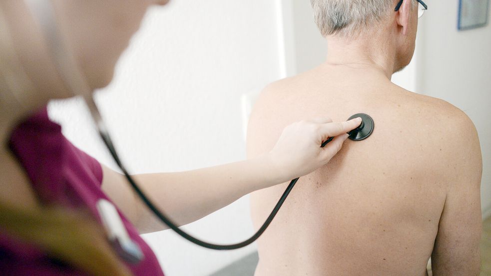 Je weniger Privatversicherte, desto mehr Patienten behandeln Ärzte „umsonst“. Diese Ungerechtigkeit soll mit dem Ende der Honorarobergrenzen jetzt enden. Foto: Maurizio Gambarini/dpa