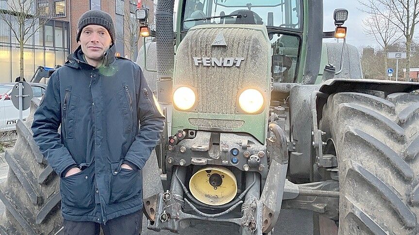 Mit seinem Trecker auf der Straße vor dem Norder Tor statt auf dem Feld: Ingo Eggert, Landwirt aus der Hagermarsch, protestiert gegen die Beschlüsse der Bundesregierung. Foto: Rebecca Kresse