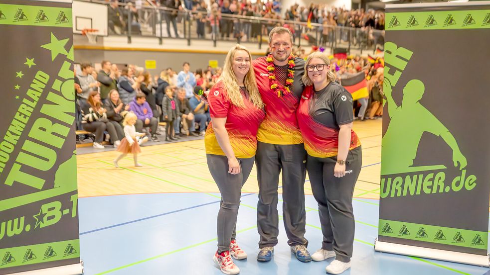 Lisa Giesen (links) und Saskia Barkhoff halfen Turniersprecher Imko Swieter bei der Aufzeichnung des Videogrußes an die Nationalmannschaft. Foto: Folkert Bents
