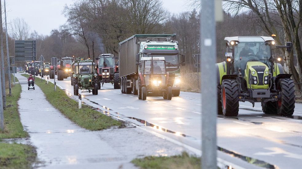 Landwirtschaftliche Maschinen auf der Wittmunder Umgehungsstraße, kurz bevor sie sich zur Blockade zusammenstellen. Foto: Jens Doden