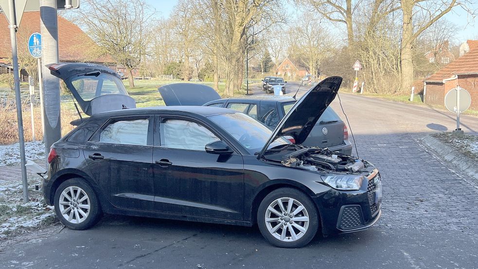 Laut Polizei waren drei Fahrzeuge beteiligt. Foto: Feuerwehr