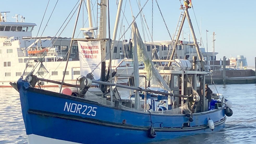 Bauern und Fischer wollen in Emden zusammen demonstrieren und campieren. Schon in Norddeich hatten die Fischer am Mittwoch am Protest teilgenommen. Foto: Rebecca Kresse