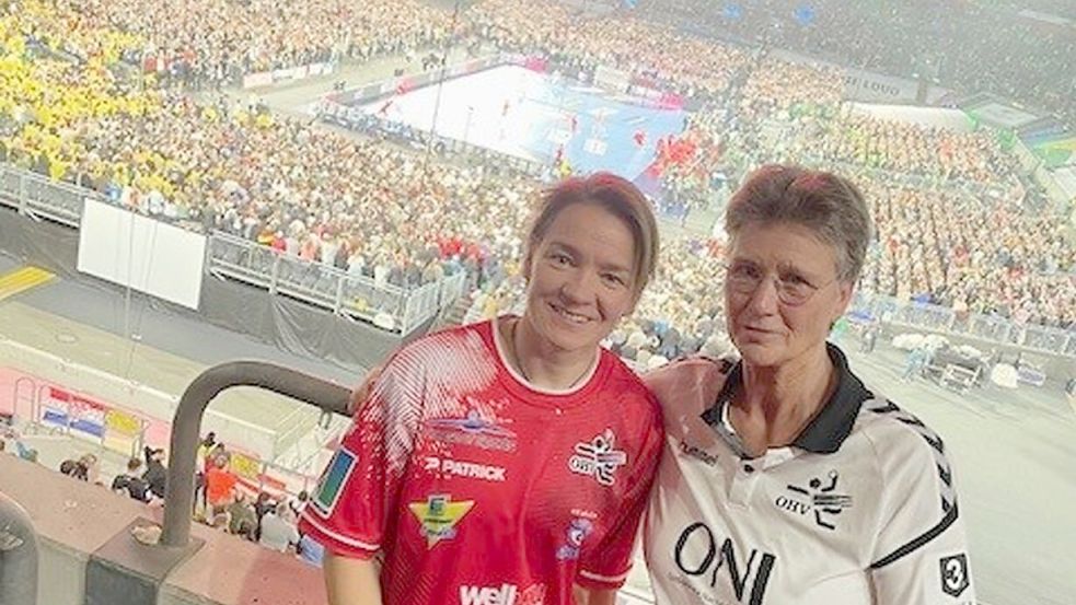 Die Auricherinnen Saskia Buschmann und Insa Schubert waren beim Rekordspiel.Fotos: privat