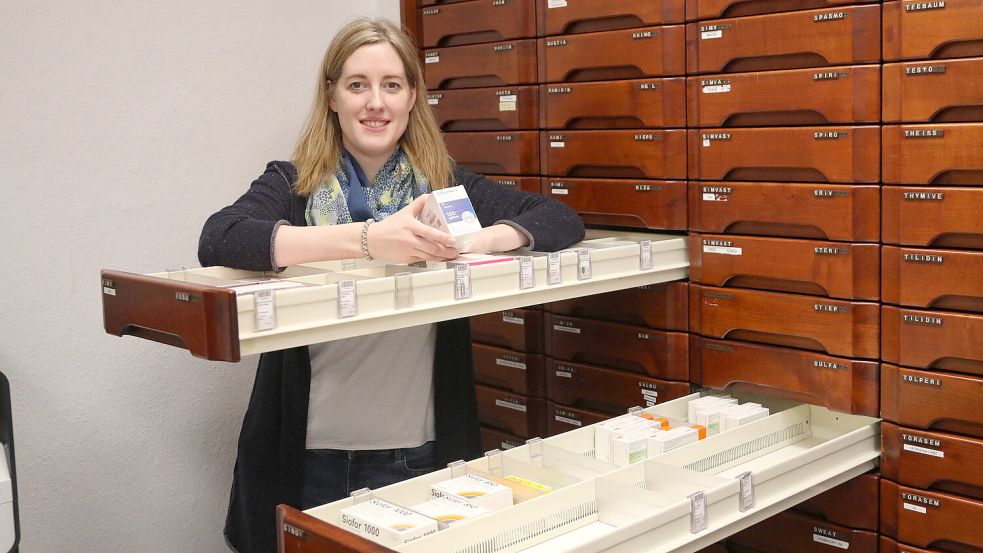 Apothekerin Freya Wirth von der Auricher Allee-Apotheke vor den teils leeren Schubladen, in denen die Inhalationspräparate Salbutamol oder Sultanol aufbewahrt werden. Foto: Romuald Banik