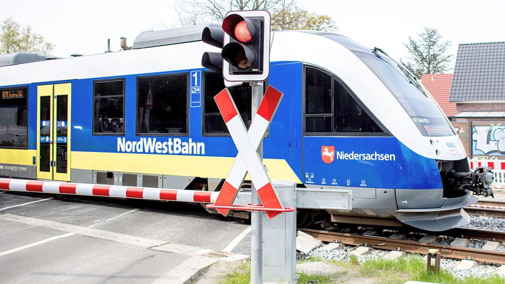 Züge der Nordwestbahn, hier in Oldenburg, verkehren auch bis Esens in Ostfriesland. Foto: DPA
