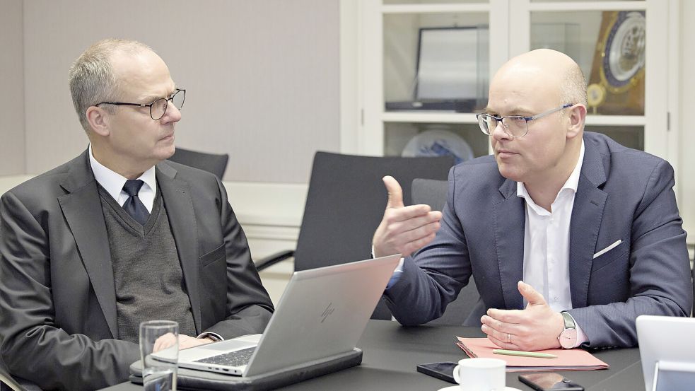 Zwei Stühle, zwei Meinungen: Werner Schwarz (l.) und Tobias Goldschmidt im Interview. Foto: https://www.patscheidemann.de