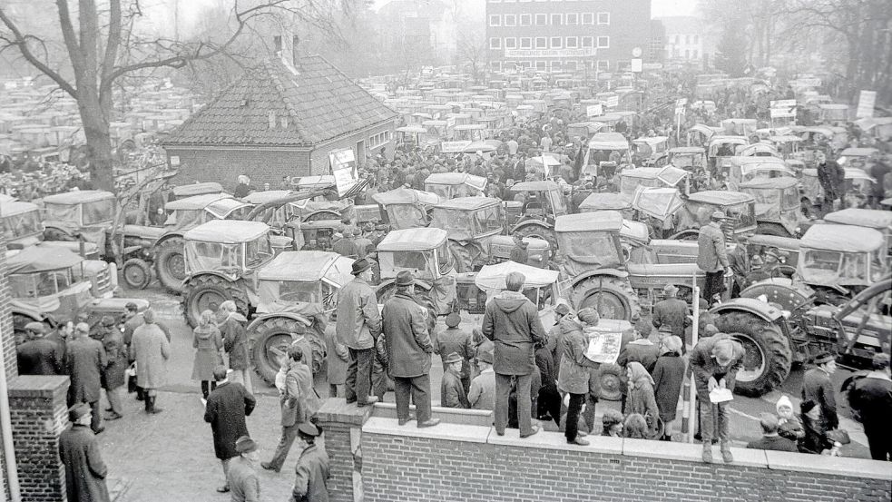 Ziel der Sternfahrt war der Pferdemarkt: 2500 Trecker und 6000 Menschen füllten den Platz vor dem Haus der Landwirtschaft (im Hintergrund) sowie alle angrenzenden Flächen. Ein Passieren war unmöglich. Foto: Frank-Michael Dunkmann