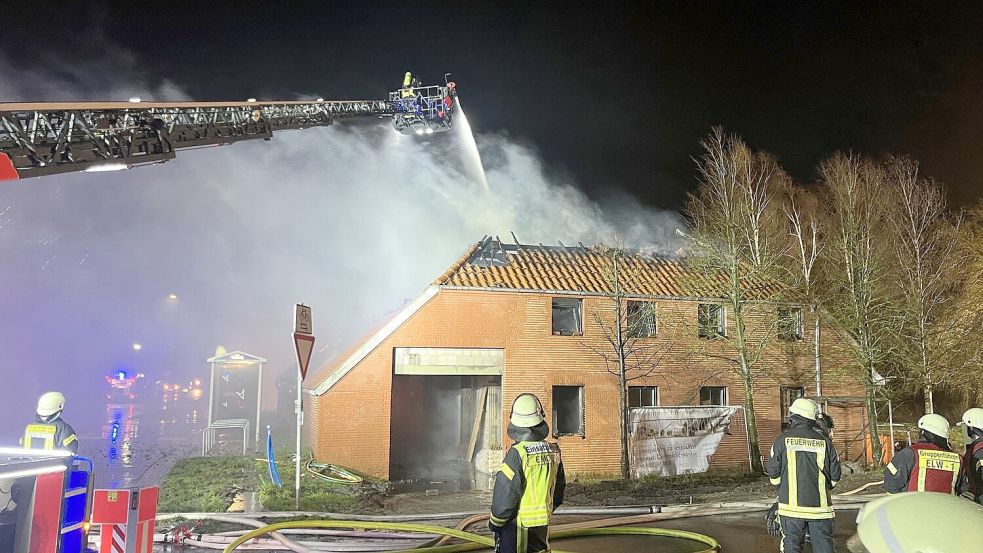 Die nächtlichen Löscharbeiten dauerten mehrere Stunden. Foto: Feuerwehr