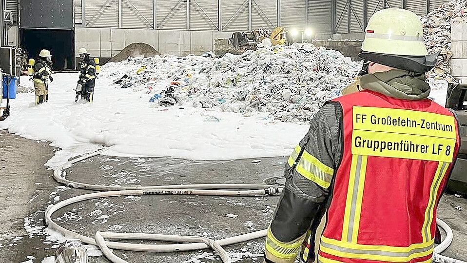 Mit Löschschaum bekämpfte die Feuerwehr den Brand. Foto: Feuerwehr