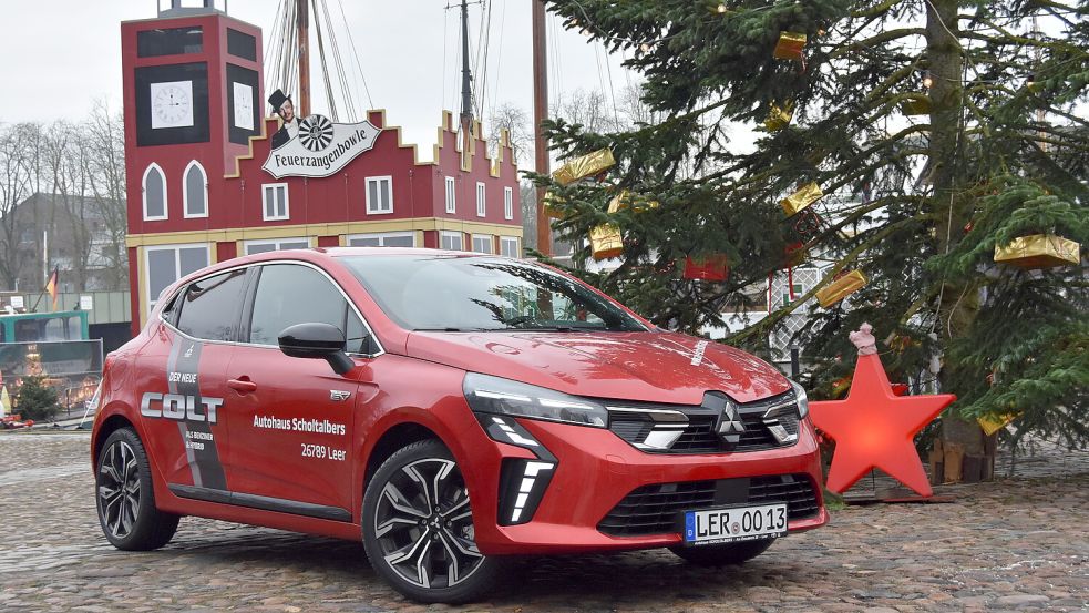 Fototermin auf dem Wiehnachtsmarkt achter’d Waag in Leer: Der neue Colt trägt sein schickes Blechkleid passend zur Adventszeit in „Sunrise Red“. Foto: Prins