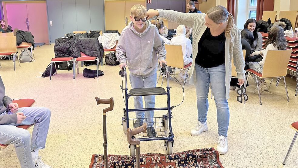 Mit Spezialbrille, Rollator und Stolperfalle konnten sich die Schüler in die Lage älterer Menschen hineinversetzen. Foto: Harald Gerdes