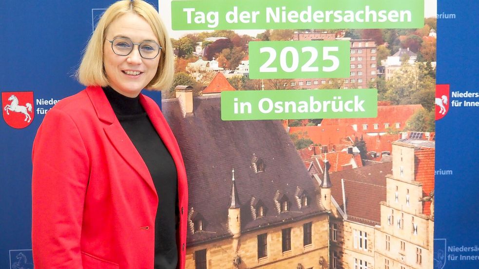 „Wir freuen uns sehr, im kommenden Jahr den Tag der Niedersachsen ausrichten zu dürfen“, sagt Osnabrücks Oberbürgermeisterin Katharina Pötter (CDU), hier vor einem Aufsteller im Innenministerium in Hannover. Foto: Innenministerium Niedersachsen