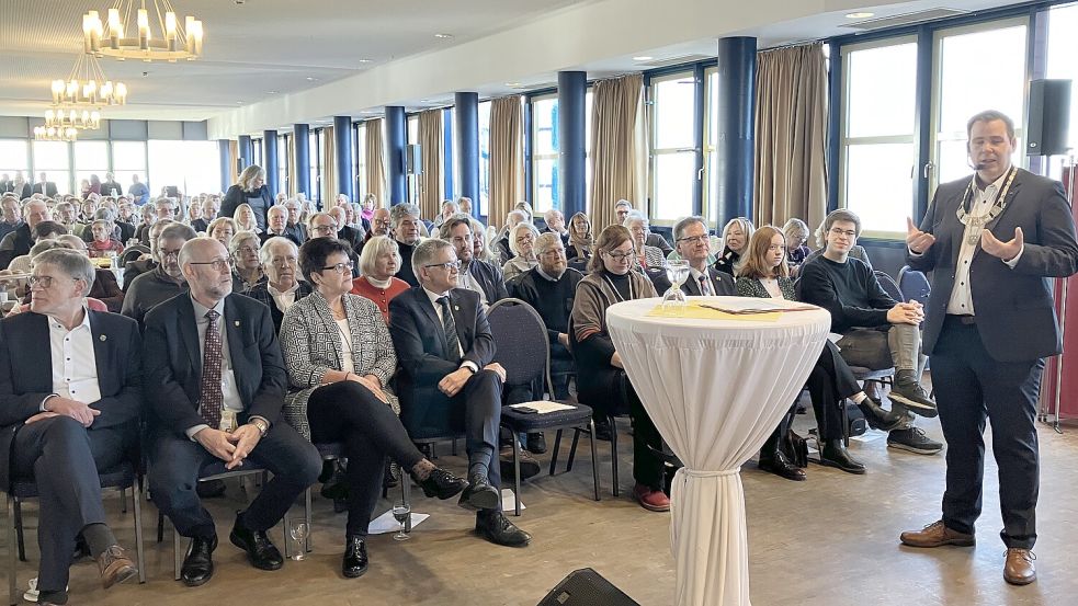 Volles Haus im Haus des Gastes: Bürgermeister Florian Eiben (rechts) hatte zu seinem ersten Neujahrsempfang geladen. Foto: Rebecca Kresse