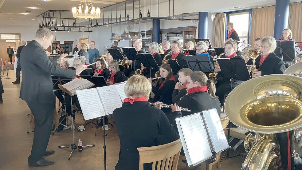 Das Norder Stadtorchester sorgte für die musikalische Untermahlung. Foto: Rebecca Kresse