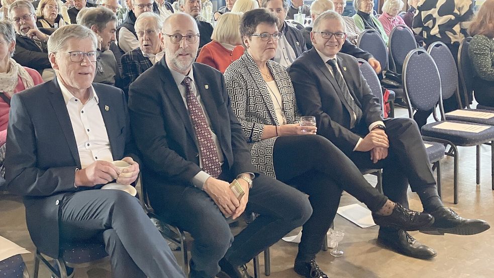 Kamen auch nach Norden zum Neujahrsempfang: Der Auricher Bürgermeister Horst Feddermann (links) und Landrat Olaf Meinen (rechts). Foto: Rebecca Kresse