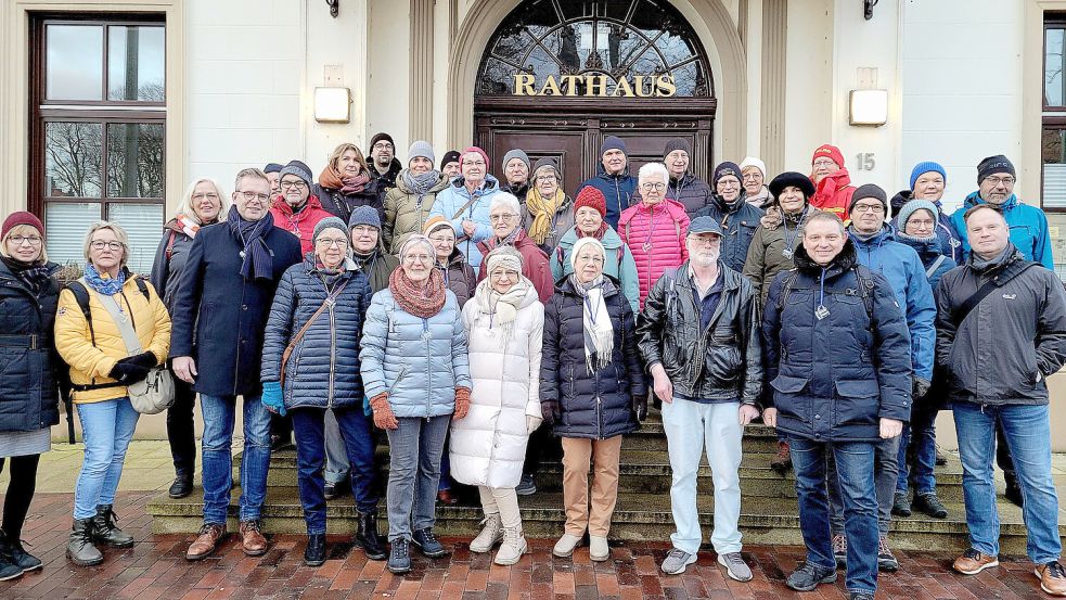 Rund 35 Norder wanderten gemeinsam mit dem Ersten Stadtrat Marcus Aukskel (vorne rechts) vom Norder Rathaus bis zum Haus des Gastes in Norddeich. Foto: Rebecca Kresse
