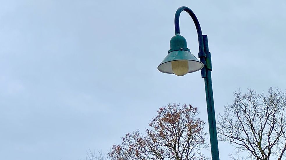 Eine Straßenlaterne in Ihlow mit altem Leuchtmittel.