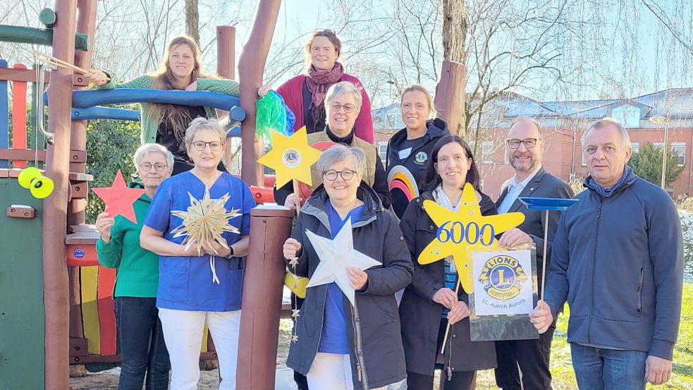 Spendenübergabe für den guten Zweck mit (obere Reihe von links) Britta Loock (Lambertischule), Iris Kessemeyer (Johanniter-Hilfsgemeinschaft Ostfriesland-Wilhelmshaven und Lamberti-Hort), Pastorin Silke Kampen (Matthäuskirche Wallinghausen und Lions-Club Aurich Aurora) und Dr. Dörthe Peters (UEK und Lions-Club Aurich Aurora) sowie (untere Reihe von links): Gerta Bergmann (Förderverein „Spööltied“), Ute Steffens-Frerichs (Diabetesberaterin UEK), Antje Meyer (Kinderklinik, Förderverein Spööltied), Dr. Ruth Moldenhauer (Kinderklinik UEK), Lars von Lilienfeld-Toal (Präsident Lions-Club Aurich Aurora) und Dr. Gerhard Däublin (Chefarzt Kinderklinik UEK) .Foto: privat