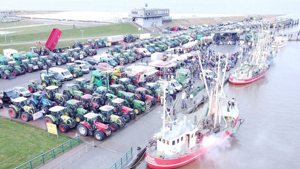 Kutter und Traktoren bestimmten am Montag das Bild im Hafen von Dornumersiel. Fotos: Holger Janssen (2), Jens Soeken
