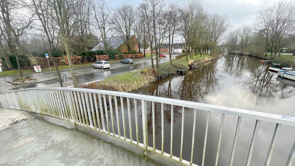 Links der Friedhof Tholenswehr, rechts das Treckfahrtstief. Ein 45-jähriger Emder stürzte am Sonntagabend bei einem Spaziergang ins Wasser. Es fehlt jede Spur. Foto: Patrick van Hove