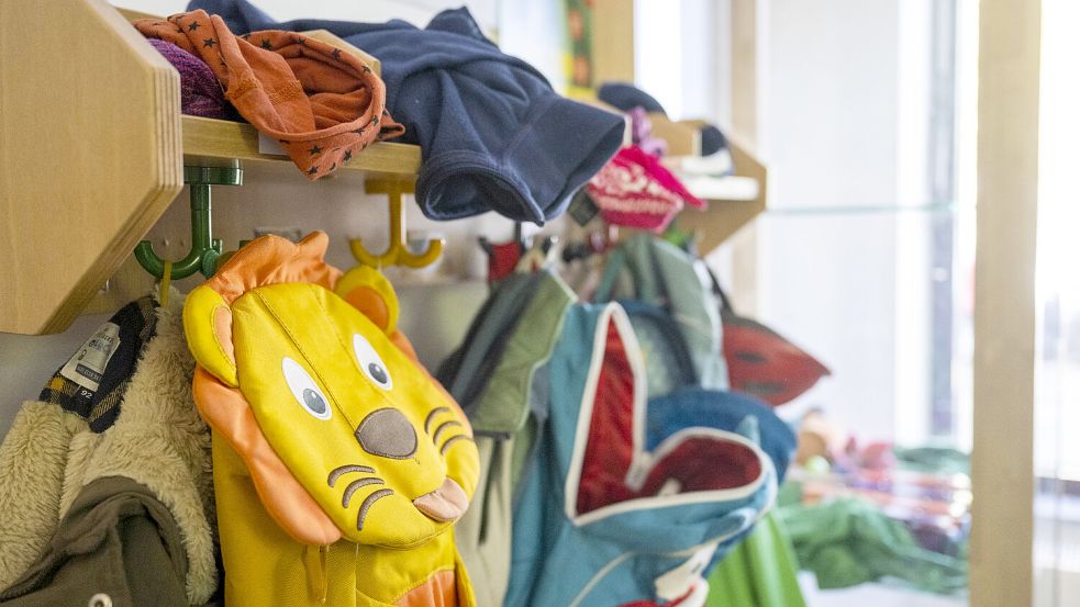 Rucksäcke und Jacken hängen an einer Garderobe in einem Kindergarten. Foto: DPA