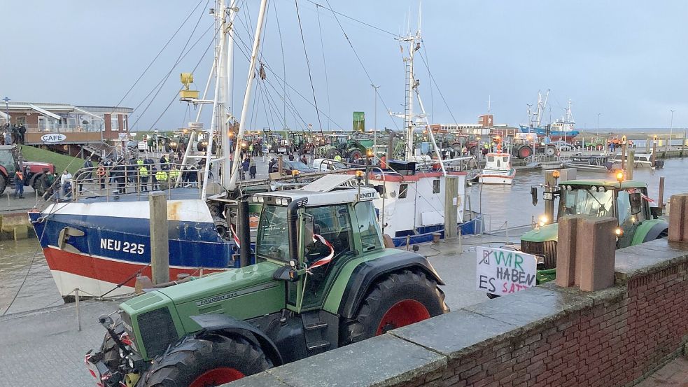 Rund 150 Trecker versammelten sich im Hafen von Neuharlingersiel. Foto: Oltmanns