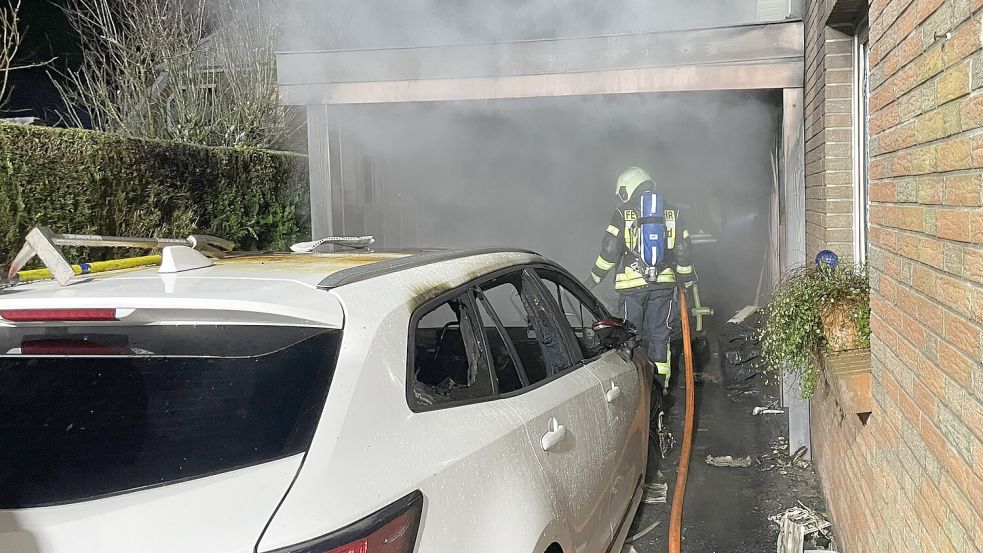 Carport und Auto wurden bei dem Brand beschädigt. Foto: Feuerwehr Wittmund