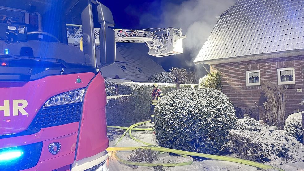 Schnee und Frost machten die Wasserversorgung vor Ort kompliziert. Foto: Feuerwehr Wittmund