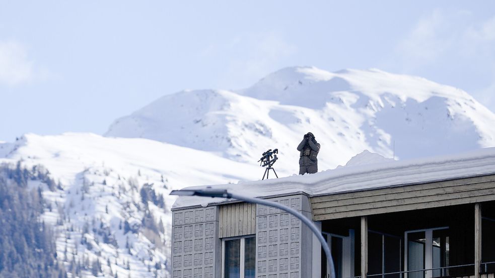 Scharfschütze in Position: Die Tatsache, dass sich die Reichen und Mächtigen in den Schweizer Bergen vor dem Rest der Welt abschirmen, spricht Bände. Foto: picture allaince/dpa/AP/Markus Schreiber