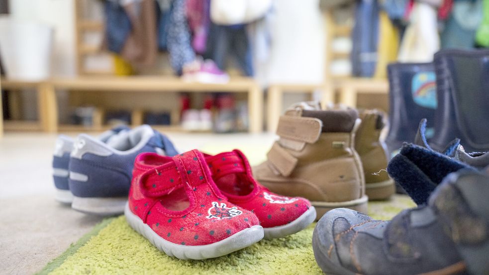 Kinderschuhe stehen in einer Kita-Garderobe. Die Anmeldung für einen Kitaplatz soll in Norden künftig mit Hilfe einer neuen Software zentral erfolgen. Foto: DPA