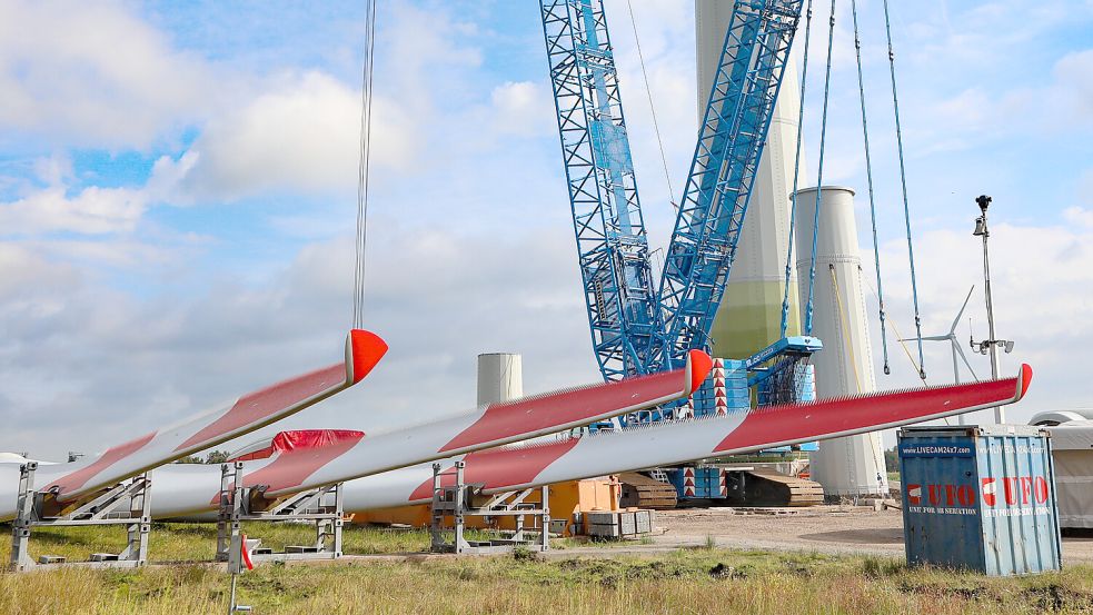 Aufbau einer Enercon-Anlage von Alterric in Aurich-Dietrichsfeld im August 2023. Foto: Romuald Banik